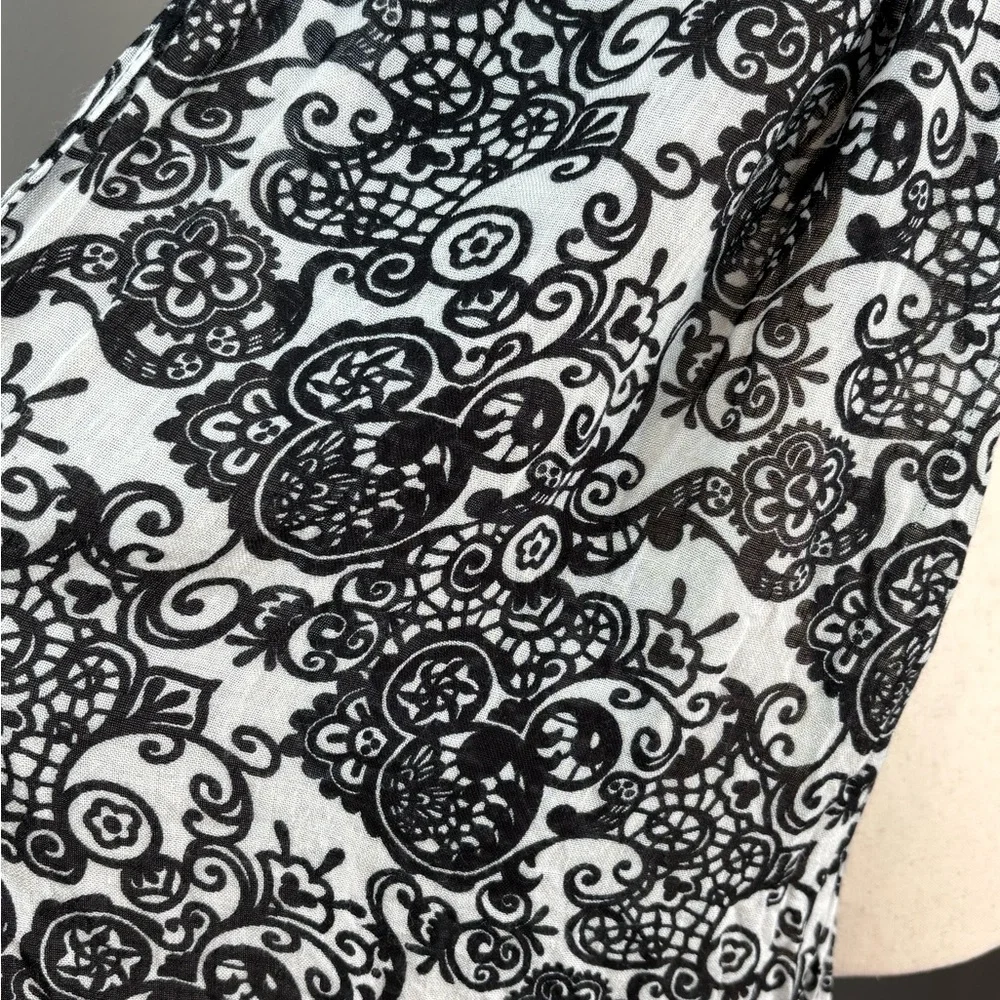 Disney Parks Mickey Mouse Scarf Black & White Tassel Fringe Very Pretty Design
